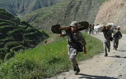 7月22日16時(shí)許,蘭州軍區(qū)21集團(tuán)軍某鋼鐵團(tuán)官兵翻山向甘肅岷縣梅川鎮(zhèn)永光村運(yùn)送物資。7月22日,在甘肅省定西市岷縣、漳縣交界(北緯34.5度,東經(jīng)104.2度)發(fā)生6.6級(jí)地震后,蘭州軍區(qū)迅速啟動(dòng)應(yīng)急機(jī)制,全力以赴搶險(xiǎn)救災(zāi),目前已出動(dòng)2000多名部隊(duì)官兵和應(yīng)急民兵參加救援。新華社記者 張永進(jìn) 攝