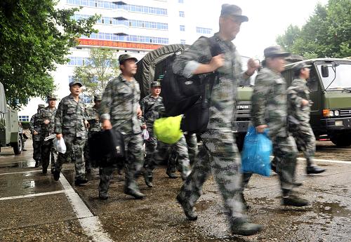 7月22日,第四軍醫(yī)大學(xué)應(yīng)急醫(yī)學(xué)救援隊(duì)從西安出發(fā)。新華社發(fā)(袁景智 攝)