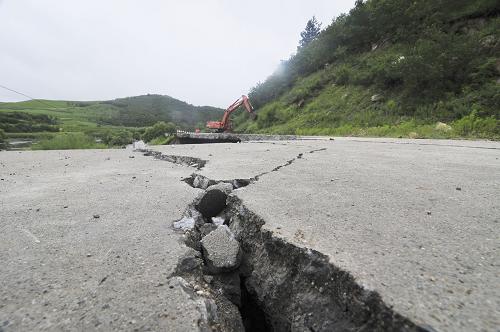 這是7月25日拍攝的黑龍江省林口縣朱家鎮(zhèn)附近鶴(崗)大(連)201國(guó)道一處搶修現(xiàn)場(chǎng)。 受7月23日以來(lái)短時(shí)強(qiáng)降雨影響,黑龍江省牡丹江市林口縣朱家鎮(zhèn)、柳樹(shù)鎮(zhèn)等鄉(xiāng)鎮(zhèn)24小時(shí)短時(shí)強(qiáng)降雨超過(guò)60毫米,引發(fā)局地洪澇災(zāi)害。鶴(崗)大(連)201國(guó)道林口縣朱家鎮(zhèn)段部分路面被山洪損毀嚴(yán)重,交通中斷。新華社發(fā)(張春祥 攝)