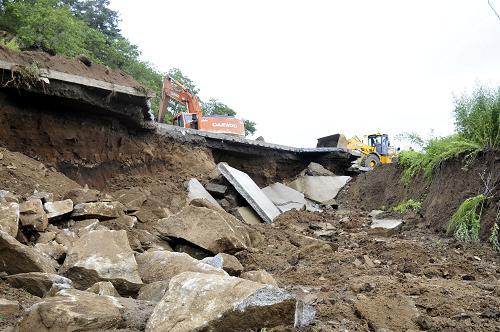 7月25日,施工人員在黑龍江省林口縣朱家鎮(zhèn)鶴(崗)大(連)201國(guó)道水毀路段進(jìn)行搶修。新華社發(fā)(張春祥 攝)