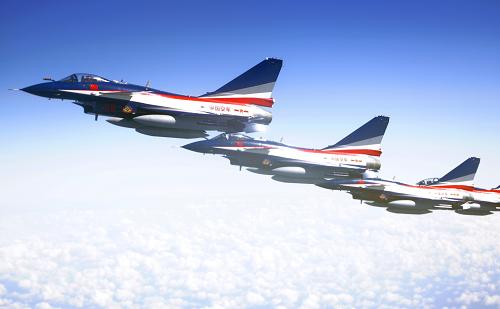 8月21日,殲-10表演機(jī)編隊(duì)飛行在俄羅斯上空。中國(guó)空軍7架殲-10表演機(jī)當(dāng)?shù)貢r(shí)間21日飛抵莫斯科市郊的拉緬斯科耶機(jī)場(chǎng)。組建51年首次飛出國(guó)門(mén)的中國(guó)空軍八一飛行表演隊(duì),是應(yīng)俄羅斯空軍邀請(qǐng)前來(lái)參加第11屆莫斯科航展的。8月30日至9月1日,空軍八一飛行表演隊(duì)將在第11屆莫斯科航展上進(jìn)行3場(chǎng)飛行表演。新華社發(fā)(申進(jìn)科 攝)