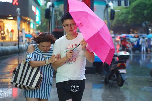 8月22日,南昌市民在雨中出行。當(dāng)日下午,今年第12號(hào)強(qiáng)熱帶風(fēng)暴“潭美”從福建進(jìn)入江西境內(nèi),進(jìn)入江西時(shí)強(qiáng)度為熱帶風(fēng)暴。受“潭美”影響,22~23日贛南和贛中南部將有大到暴雨,局部大暴雨。目前江西省氣象局已將重大氣象災(zāi)害(臺(tái)風(fēng))應(yīng)急響應(yīng)提升為Ⅱ級(jí)。預(yù)計(jì)“潭美”將在江西減弱為熱帶低壓,并于23日移出江西。新華社記者 胡晨歡 攝