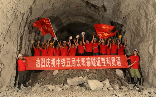 9月12日,施工人員慶賀太陽寨隧道勝利貫通。當日,經(jīng)過中鐵五局建設(shè)者四年的艱苦奮戰(zhàn),泛亞鐵路東線蒙河鐵路太陽寨隧道勝利貫通。全長7414米的太陽寨隧道位于云南省河口瑤族自治縣境內(nèi),是蒙河鐵路重點控制性工程。由于該隧道是全國罕見的高溫高濕隧道,施工人員采取往隧道里搬運冰塊降溫和增加鼓風機接力通風等方法改善工作條件,用汗水和拼搏精神打通了這個“桑拿隧道”,為蒙河鐵路2014年底竣工創(chuàng)造了條件。新華社發(fā)(汪建云 攝)