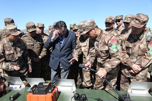 9月16日,在蒙古國武裝力量塔翁陶勒蓋綜合訓(xùn)練中心,蒙軍參觀中方救援裝備器材。中國和蒙古國兩軍“草原先鋒”自然災(zāi)害救援聯(lián)合訓(xùn)練開訓(xùn)儀式16日在蒙古國武裝力量塔翁陶勒蓋綜合訓(xùn)練中心舉行。此次聯(lián)合訓(xùn)練為期8天,分為混編同訓(xùn)、理論研討、室內(nèi)推演、實(shí)兵演練等四個階段。雙方將以地震救援為背景,進(jìn)行處置地面塌陷、克服泥濘路、雪災(zāi)救援、火災(zāi)撲救、城市地震救援、應(yīng)急供電、開設(shè)凈水站、構(gòu)筑災(zāi)民安置點(diǎn)和醫(yī)療防疫與救護(hù)等科目的聯(lián)合訓(xùn)練。新華社記者 王寧 攝