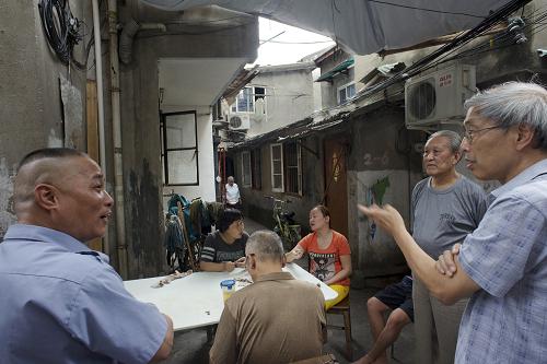 9月8日,虹鎮(zhèn)老街7號(hào)地塊的居民在一起談?wù)撆f區(qū)改造。新華社發(fā)(吳子熙 攝)