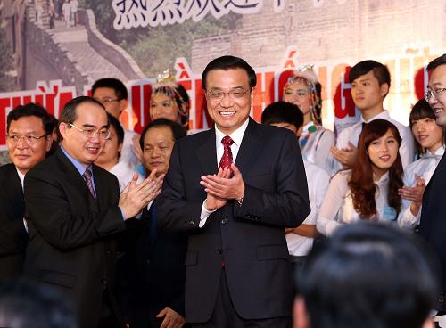 10月15日,中國國務院總理李克強來到越南河內國家大學,同中越兩國青年見面交流。 新華社記者 劉衛(wèi)兵 攝