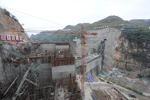 11月26日,馬馬崖水電站大壩建設(shè)工地上,大壩主體結(jié)構(gòu)工程正在緊張進(jìn)行中。 從2000年實(shí)施“西電東送”工程以來(lái),貴州水電建設(shè)得到了迅速發(fā)展,貴州省16座(含界河上4座)大型水電站除北盤(pán)江干流上的馬馬崖電站未建設(shè)完畢外,其余均已投產(chǎn)發(fā)電。2015年后,貴州將不再有新增大型水電站。貴州最后一個(gè)大型在建水電站馬馬崖水電站位于貴州省關(guān)嶺縣與興仁縣交界的北盤(pán)江中游尖山峽谷河段,是北盤(pán)江干流(茅口以下)水電梯級(jí)開(kāi)發(fā)的第二級(jí),工程于2012年展開(kāi),任務(wù)以發(fā)電為主,航運(yùn)次之??偼顿Y49.18億元,預(yù)計(jì)年發(fā)電量15.61億千瓦時(shí)。新華社記者 陶亮 攝