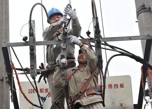 11月27日,在無錫市錢橋鎮(zhèn)南塘村,工作人員在更換變壓器上的閘刀。當(dāng)日,隨著無錫市錢橋鎮(zhèn)南塘村低壓線路改造完成,無錫市在江蘇省內(nèi)率先實現(xiàn)了100%“村村電氣化”,對無錫市郊及江陰、宜興農(nóng)村地區(qū)共976個村(社區(qū))進行了低壓線路、供電設(shè)備及接戶線技術(shù)改造,農(nóng)村電網(wǎng)供電能力和可靠性得到有效提升。新華社發(fā)(潘正光 攝)