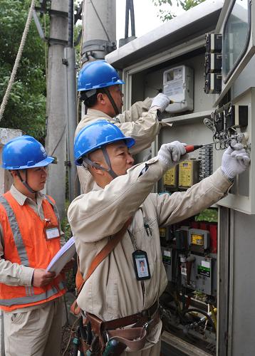 11月27日,在無錫市錢橋鎮(zhèn)南塘村,工作人員改造配電箱。新華社發(fā)(潘正光 攝)