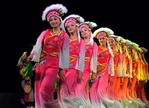 1月22日,演員在排演白族情景歌舞劇《五朵金花》。當(dāng)日,將赴新加坡參加該國(guó)春節(jié)期間“春到河畔”大型迎春系列活動(dòng)的云南省“滇韻彩云南”演出團(tuán)在昆明進(jìn)行節(jié)目的最后彩排。云南省對(duì)外文化交流中心組織的該演出團(tuán)由40名各民族演職人員組成,將于1月28日啟程前往新加坡,在新加坡城濱海灣浮動(dòng)舞臺(tái)展演民族特色濃郁的歌舞節(jié)目。新華社記者 陳海寧 攝