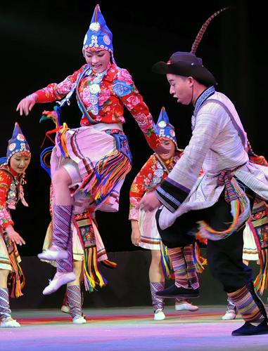 1月22日,演員在排演傈僳族原生態(tài)群舞《阿遲目刮斗嘎來(lái)》。新華社記者 陳海寧 攝