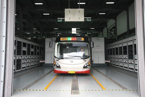 9月22日,完成換電的電動(dòng)公交車駛出天津市海泰充換電站。天津首批40部純電動(dòng)公交車自2012年8月8日投入示范運(yùn)行以來(lái),運(yùn)行平穩(wěn)、性能可靠。據(jù)統(tǒng)計(jì),由于完全實(shí)現(xiàn)了零排放,40部車一年來(lái)已實(shí)現(xiàn)減排二氧化碳2000噸。新華社發(fā)(郭斌攝)