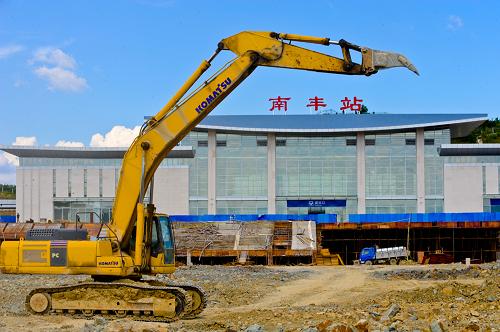 7月18日拍攝的建設(shè)中的江西南豐火車站。 向莆鐵路(南昌向塘——福建莆田)歷時(shí)5年建設(shè)施工,目前主體工程已基本完畢,正在進(jìn)行緊張的聯(lián)調(diào)聯(lián)試工作,預(yù)計(jì)今年9月底通車運(yùn)行。 穿越閩贛兩省崇山峻嶺的向莆鐵路是客貨共線高速鐵路,設(shè)計(jì)時(shí)速200公里,正線全長(zhǎng)632.359公里,總投資518億元。通車后的向莆鐵路將成為中部地區(qū)重要的出??诤涂拓涍\(yùn)輸大動(dòng)脈,并結(jié)束閩贛兩省7個(gè)老區(qū)縣不通火車的歷史。 新華社記者陳春園攝