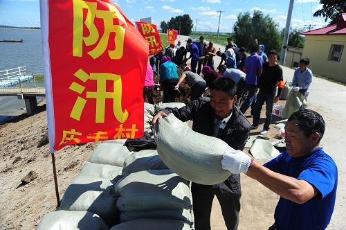 8月26日,哈爾濱市道外區(qū)民主鄉(xiāng)農(nóng)民在準(zhǔn)備抗洪物資。 新華社發(fā)(張清云攝)