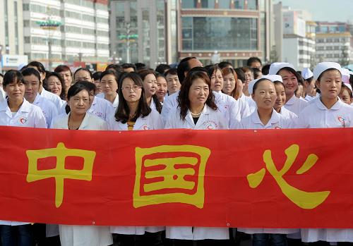 7月19日,2013“同心·共鑄中國心”甘肅行大型公益活動(dòng)啟動(dòng)儀式在甘肅甘南州首府合作市中心的香巴拉廣場舉行。 據(jù)介紹,此次活動(dòng)組織了來自首都等地的300余名醫(yī)務(wù)專家,他們將分成八支隊(duì)伍深入甘南州下轄的8個(gè)縣市開展公益活動(dòng),內(nèi)容主要包括義診巡診、愛心捐贈(zèng)、培訓(xùn)講座、醫(yī)療定向幫扶和愛心慰問等。本次活動(dòng)還向甘南州捐獻(xiàn)了藥品、醫(yī)療設(shè)備等物資共計(jì)人民幣800余萬元以及志愿者捐獻(xiàn)的愛心箱400箱(箱內(nèi)有衣物、文化體育用品等)。義診活動(dòng)時(shí)間為期一周,計(jì)劃于7月25日結(jié)束。 新華社記者羅曉光攝