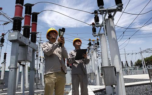 8月5日,江西省都昌縣供電公司員工在對110千伏七角輸變電站高壓設(shè)備進(jìn)行測溫。 連日來,江南地區(qū)持續(xù)高溫天氣,鄱陽湖畔的江西省都昌縣電網(wǎng)負(fù)荷不斷刷新歷史記錄。該縣供電公司加強(qiáng)轄區(qū)輸變電設(shè)備測溫、巡查,及時消除設(shè)備的安全隱患,全力保障電網(wǎng)設(shè)備安全穩(wěn)定運(yùn)行。 新華社發(fā)(傅建斌 攝)