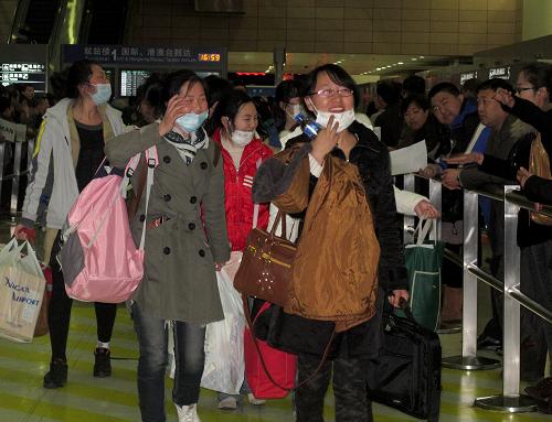 3月21日,從日本新瀉歸來的中國公民抵達(dá)上海浦東國際機(jī)場。新華社發(fā)(黃國慶 攝)