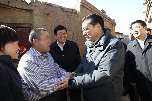 3月21日至22日,中共中央政治局常委、國務院副總理李克強在內(nèi)蒙古自治區(qū)考察。 這是3月21日,李克強來到包頭市北梁棚戶區(qū),慰問困難家庭。新華社記者劉衛(wèi)兵攝