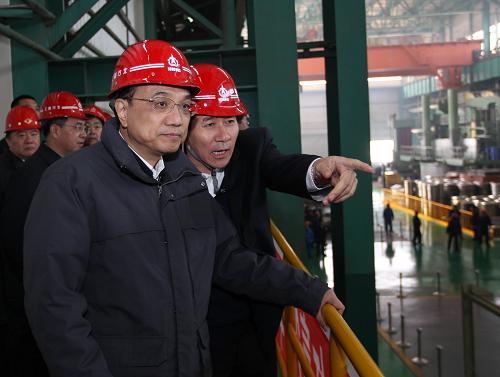 3月21日至22日,中共中央政治局常委、國務院副總理李克強在內(nèi)蒙古自治區(qū)考察。這是3月21日,李克強在自動化操縱的北方重工大型無縫鋼管垂直擠壓生產(chǎn)線旁仔細觀看。新華社記者劉衛(wèi)兵攝