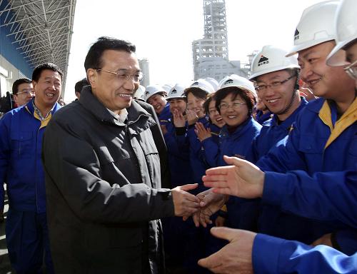 3月21日至22日,中共中央政治局常委、國務院副總理李克強在內(nèi)蒙古自治區(qū)考察。這是3月21日,李克強考察神華集團包頭煤化工分公司時,與職工親切握手交談。 新華社記者劉衛(wèi)兵攝
