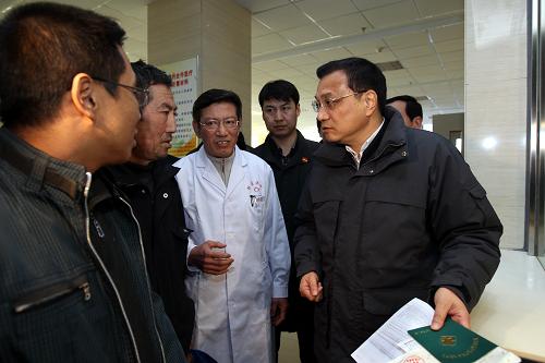 3月21日至22日,中共中央政治局常委、國務院副總理李克強在內(nèi)蒙古自治區(qū)考察。這是3月22日,李克強來到呼和浩特市托克托縣醫(yī)院,看望并慰問就醫(yī)群眾和醫(yī)務人員,了解醫(yī)院改革發(fā)展情況。新華社記者劉衛(wèi)兵攝