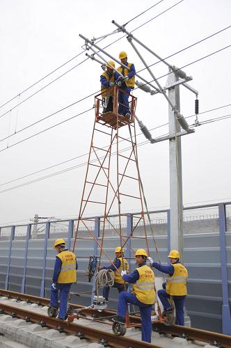 4月25日,中鐵電氣化局集團施工人員在京滬高鐵北京南至廊坊區(qū)間北京區(qū)段對電氣化接觸網(wǎng)進行最后的精細調(diào)試。 新華社發(fā)(李朝臻 攝)