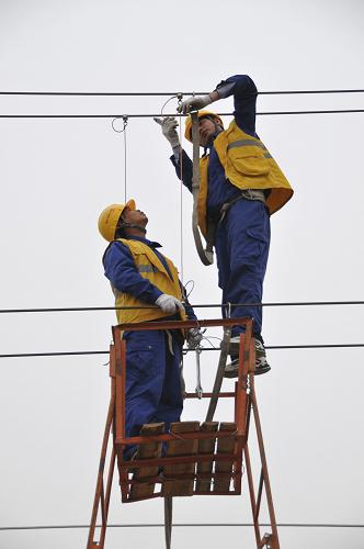 4月25日,中鐵電氣化局集團施工人員在京滬高鐵北京南至廊坊區(qū)間北京區(qū)段對電氣化接觸網(wǎng)進行最后的精細調(diào)試。 新華社發(fā)(李朝臻 攝)