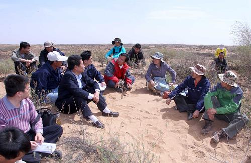 5月5日,陜西省質(zhì)量技術(shù)監(jiān)督局組織專家在召開“標(biāo)準(zhǔn)治沙用沙地頭調(diào)研會(huì)”,對(duì)在毛烏素沙漠中大力推廣種植和利用經(jīng)濟(jì)作物長(zhǎng)柄扁桃林的問題展開現(xiàn)場(chǎng)調(diào)研。長(zhǎng)柄扁桃為國(guó)家二級(jí)瀕危植物,但陜西省神木縣生態(tài)保護(hù)建設(shè)協(xié)會(huì)有關(guān)專家已將長(zhǎng)柄扁桃種植成活率提高到90%以上,其不僅為防風(fēng)固沙的優(yōu)良樹種,且其種仁含油量極高,用其開發(fā)生產(chǎn)的食用油優(yōu)于世界上最好的橄欖油,用其生產(chǎn)的油還可作為航空油使用,利用價(jià)值極高,大力推廣種植長(zhǎng)柄扁桃林被專家稱為在沙漠中打造地上綠色“油田”,經(jīng)濟(jì)效益和社會(huì)效益廣闊。新華社記者 陳建力 攝