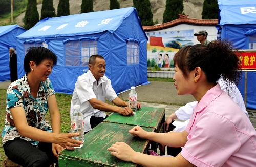 6月12日,參演人員對(duì)“災(zāi)民”進(jìn)行心理撫慰。新華社發(fā)(鄭家裕 攝)