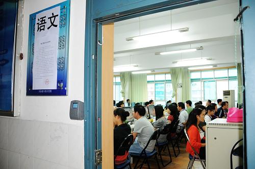 6月14日,工作人員在評(píng)卷基地評(píng)卷。當(dāng)日,貴州省舉行2011年高考評(píng)卷基地開放日活動(dòng)。24名考生及家長代表進(jìn)入評(píng)卷區(qū),了解評(píng)卷細(xì)則、評(píng)卷流程等,并向評(píng)卷老師咨詢?cè)u(píng)卷的相關(guān)問題。 新華社記者王橙澄攝