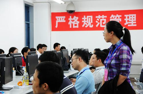 6月14日,一名家長在觀看老師評(píng)卷。新華社記者王橙澄攝
