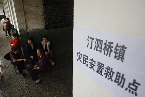 6月15日,災民在湖北省咸寧市災民安置救助點休息。新華社發(fā)