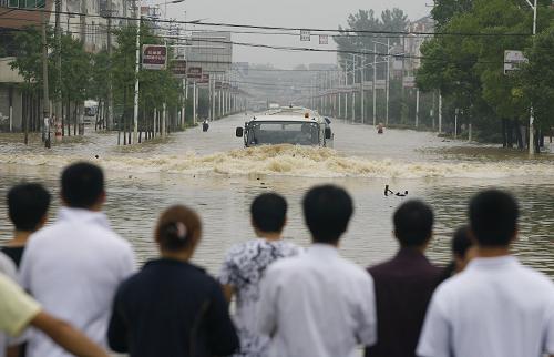 6月15日,湖北咸寧市區(qū)路段被積水淹沒。新華社發(fā)(朱翔宇 攝)
