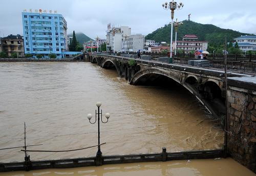 6月19日,強(qiáng)降雨導(dǎo)致德興市穿城而過的洎水河水位暴漲。新華社記者周科攝