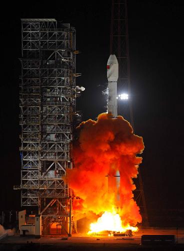 6月21日,在西昌衛(wèi)星發(fā)射中心,“中星10號(hào)”衛(wèi)星點(diǎn)火升空。新華社記者羅曉光攝