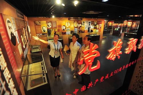6月21日,參觀者在天津市檔案館愛國主義教育基地展覽大廳觀看紀(jì)念中國共產(chǎn)黨成立90周年館藏檔案資料圖片展。當(dāng)日,黨旗飄飄——紀(jì)念中國共產(chǎn)黨成立90周年館藏檔案資料圖片展在天津市檔案館拉開帷幕。展覽以時(shí)間為主線,分“為實(shí)現(xiàn)民族獨(dú)立和人民解放而英勇斗爭”、“為建設(shè)社會主義新中國而艱苦奮斗”、“為實(shí)現(xiàn)社會主義現(xiàn)代化而開拓創(chuàng)新”三個(gè)部分,集中展出了90名優(yōu)秀黨員和18個(gè)先進(jìn)基層黨組織的珍貴檔案資料100余件、照片300余幅。新華社發(fā)(王曉明 攝)