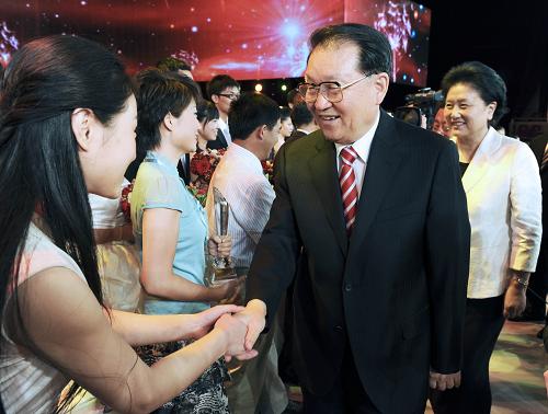 9月5日,中共中央政治局常委李長春在北京觀看為慶祝2011年教師節(jié)錄制的大型主題晚會《美麗心靈——獻(xiàn)給老師的歌》,并為2011年度“全國教書育人楷模”頒獎。這是演出結(jié)束后,李長春走上舞臺同演出人員親切握手。 新華社記者謝環(huán)馳攝