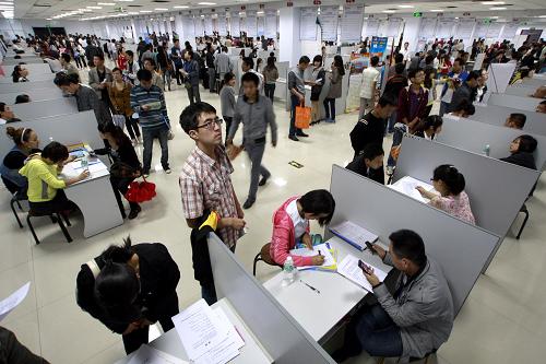9月6日,求職者在晉陜豫黃河金三角地區(qū)首屆人力資源招聘大會上了解招聘信息。新華社發(fā)