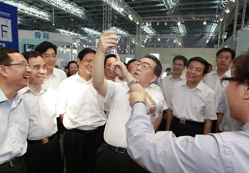 中共中央政治局常委李長(zhǎng)春近日在北京調(diào)研。 這是9月5日,李長(zhǎng)春在中關(guān)村國(guó)家自主創(chuàng)新示范區(qū)展示中心觀看園區(qū)科技創(chuàng)新成果展時(shí),詳細(xì)了解擁有多項(xiàng)自主知識(shí)產(chǎn)權(quán)的“仁創(chuàng)治砂”綜合開發(fā)利用技術(shù)。新華社記者鞠鵬攝