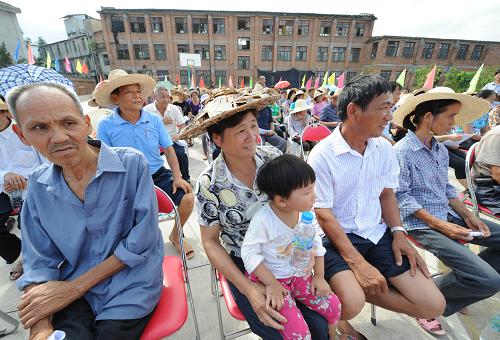 9月14日,村民在福建省閩侯縣白沙鎮(zhèn)孔元村舉行的“勤廉村官我來評”現(xiàn)場會上。新華社記者張國俊攝