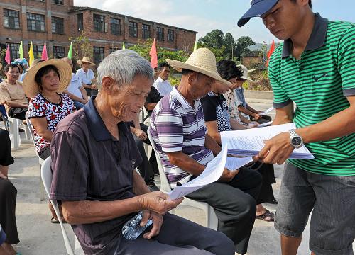 9月14日,在福建省閩侯縣白沙鎮(zhèn)孔元村舉行的“勤廉村官我來評”現(xiàn)場會上,村民每人收到一份該村的村務(wù)公開情況介紹。新華社記者張國俊攝