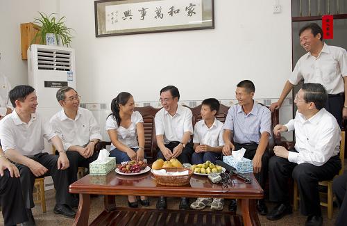 9月16日至19日,中共中央政治局常委、中央紀(jì)委書記賀國強(qiáng)先后到廣西柳州、桂林、南寧等地調(diào)研。這是9月18日,賀國強(qiáng)在陽朔縣白沙鎮(zhèn)涼水井村村民蔣建誠家里與一家人親切攀談。新華社記者黃敬文攝