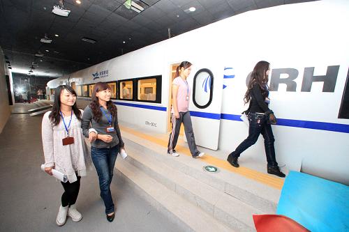 9月21日,觀眾在世博會天津館參觀“動車影院”。 新華社發(fā)