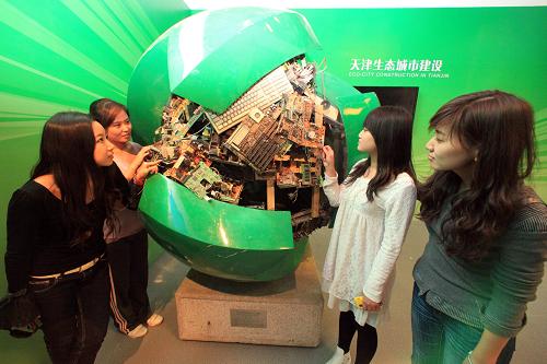 9月21日,觀眾在世博會天津館參觀。新華社發(fā)