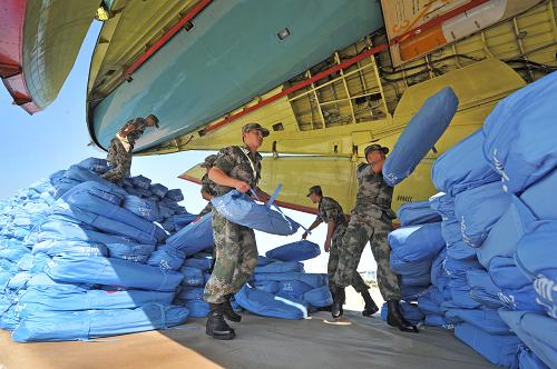空軍某部官兵裝載援助物資(9月21日攝)。9月22日6點(diǎn)30分,中國空軍4架伊爾-76大型運(yùn)輸機(jī)從南京祿口機(jī)場陸續(xù)起飛,執(zhí)行為巴基斯坦運(yùn)送人道主義救援物資的任務(wù)。4架飛機(jī)從南京祿口機(jī)場起飛,在新疆地窩鋪機(jī)場停留加油后,預(yù)定于23日凌晨3時(shí)直飛巴基斯坦卡拉奇國際機(jī)場。這次向巴基斯坦空運(yùn)救災(zāi)物資,將飛行9架次,預(yù)計(jì)24日23時(shí)左右,總重達(dá)390噸的7000頂帳篷全部運(yùn)抵卡拉奇。2011年8月下旬,巴基斯坦南部遭遇嚴(yán)重洪災(zāi),造成重大人員傷亡和財(cái)產(chǎn)損失。新華社發(fā)(賁道春 攝)