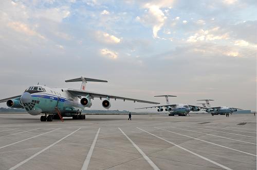 9月22日凌晨,這是在等待起飛的空軍運(yùn)輸機(jī)。新華社發(fā)(賁道春 攝)