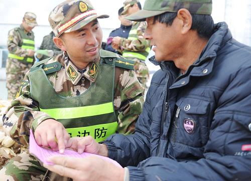 10月19日,琿春邊防大隊(duì)官兵向村民宣傳野生動(dòng)物保護(hù)法。新華社發(fā)(管清江攝)