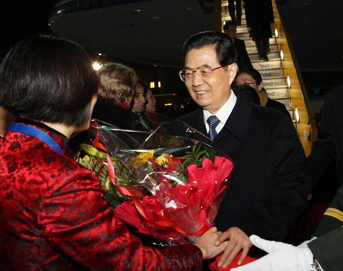 10月30日,中國國家主席胡錦濤抵達奧地利首都維也納,開始對奧地利進行國事訪問。新華社記者 劉衛(wèi)兵 攝
