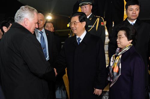 10月30日,中國國家主席胡錦濤抵達奧地利首都維也納,開始對奧地利進行國事訪問。這是奧地利政府高級官員到機場迎接胡錦濤主席。 新華社記者 張鐸 攝