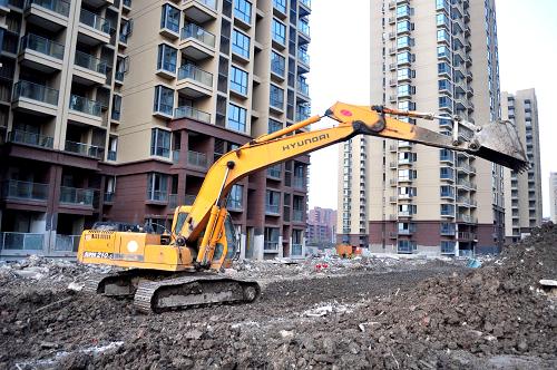 施工人員在上海顧村大型保障房建設(shè)工地施工(2011年10月15日攝)。新華社發(fā)(嚴(yán)大明 攝)